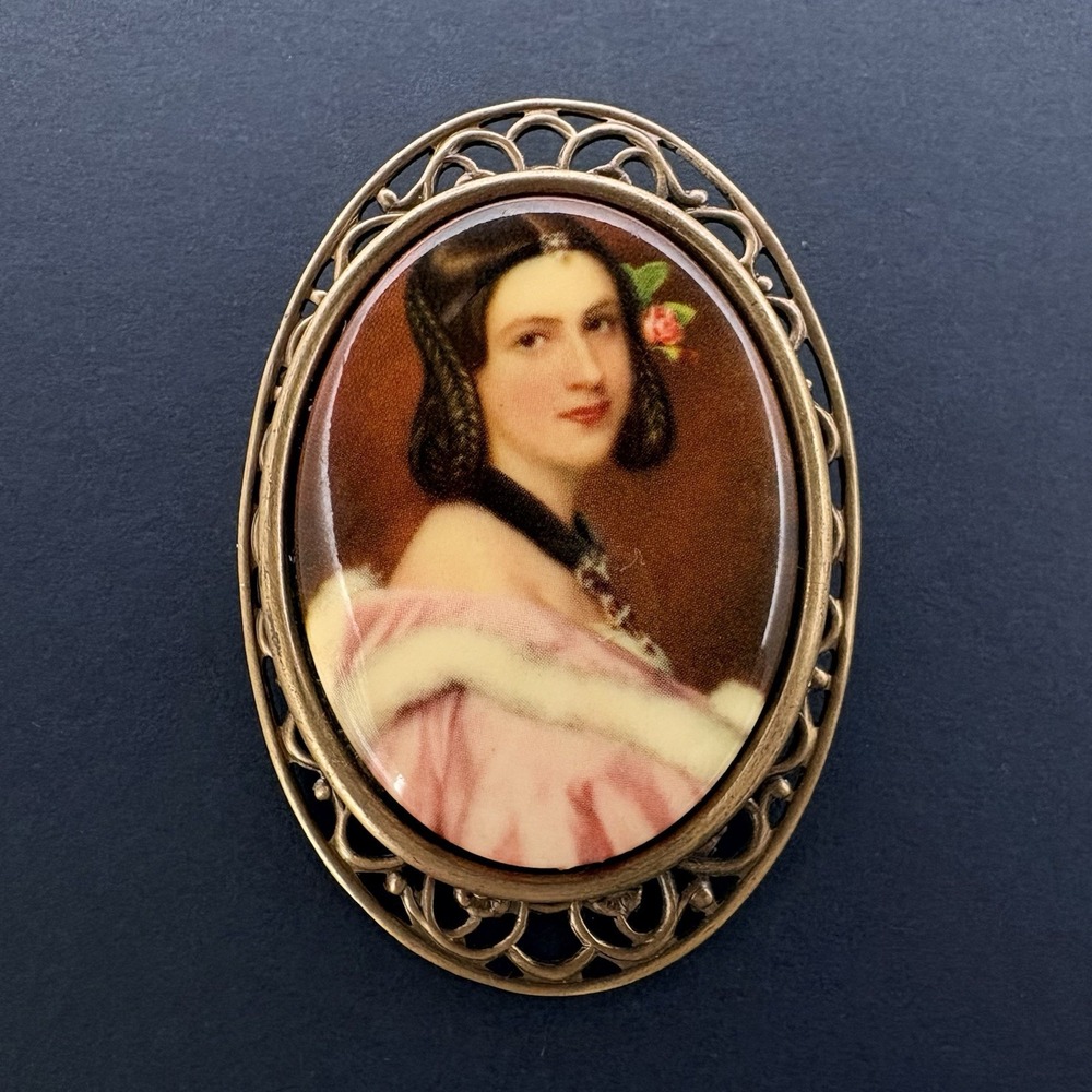 Vintage Victorian Revival Portrait‎ Lady Jane Erskine Gold Tone Filigree Brooch